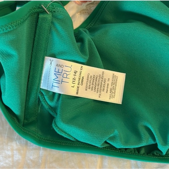 Time and Tru Women’s Halter Bikini
Swim Top Size L (12-14) - Green - Picture 8 of 8